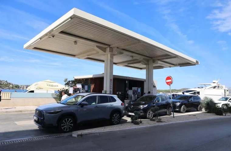 Neugodne obavijesti dočekale vozače na pumpama: 'Ograničeno točenje do daljnjega'