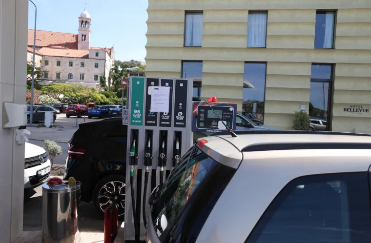 Neugodne obavijesti dočekale vozače na pumpama: 'Ograničeno točenje do daljnjega'