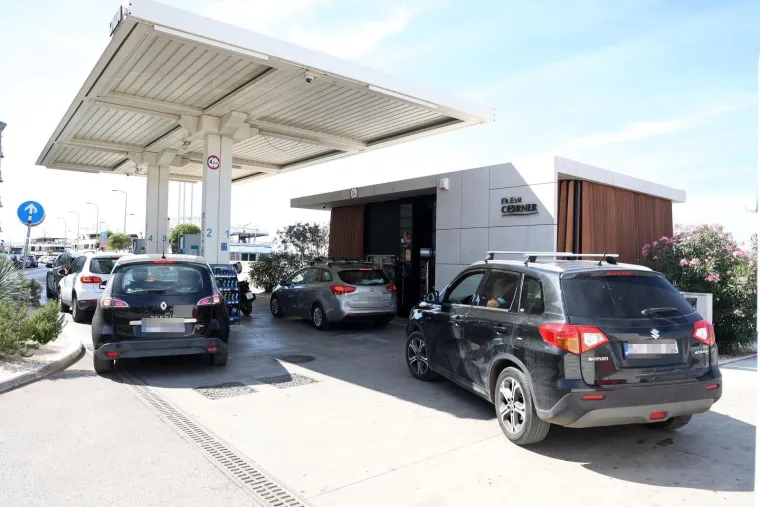 Neugodne obavijesti dočekale vozače na pumpama: 'Ograničeno točenje do daljnjega'