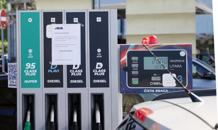 Neugodne obavijesti dočekale vozače na pumpama: 'Ograničeno točenje do daljnjega'