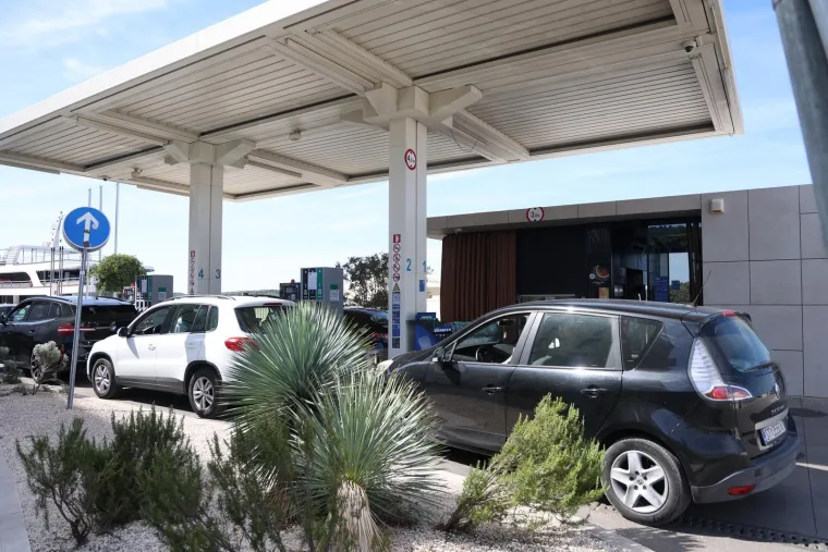 Neugodne obavijesti dočekale vozače na pumpama: 'Ograničeno točenje do daljnjega'