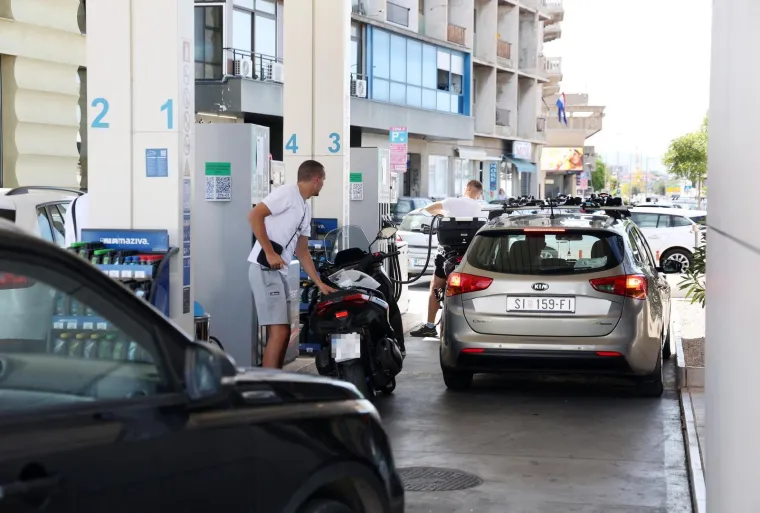 Neugodne obavijesti dočekale vozače na pumpama: 'Ograničeno točenje do daljnjega'