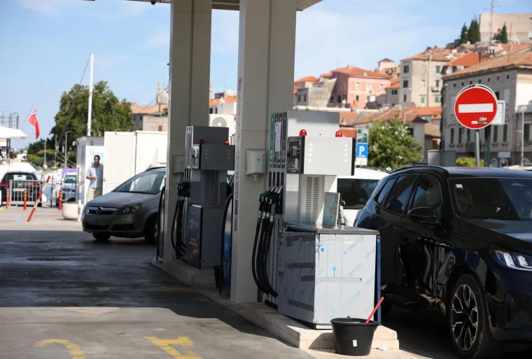 Neugodne obavijesti dočekale vozače na pumpama: 'Ograničeno točenje do daljnjega'