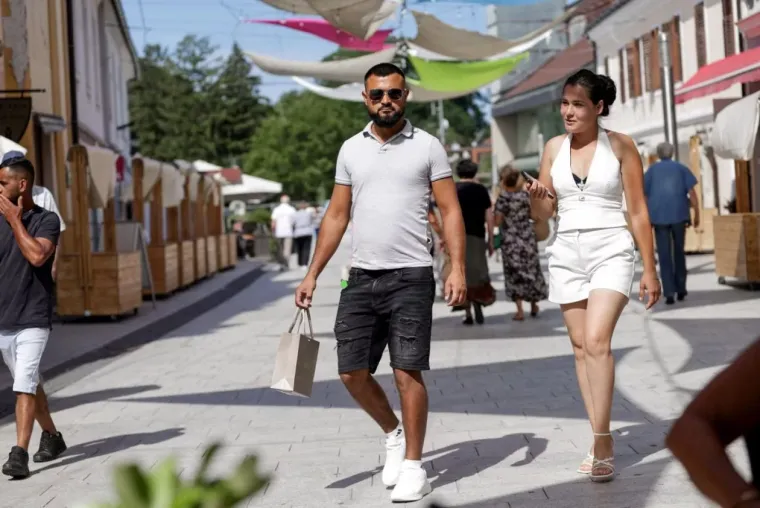 Svi su primijetili kovrčavu plavu&scaron;u na &scaron;pici, a razlog će vam biti jasan čim vidite fotografiju