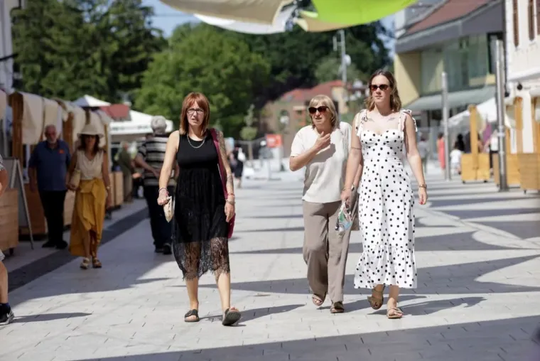 Svi su primijetili kovrčavu plavu&scaron;u na &scaron;pici, a razlog će vam biti jasan čim vidite fotografiju