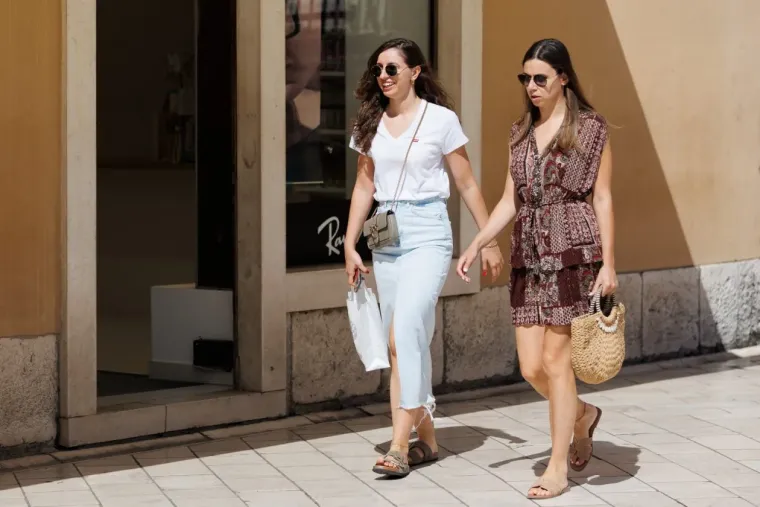 Kalelarga je opet vrvjela ljepoticama, no brineta sa zavidno dugom kosom zasjenila je ostale