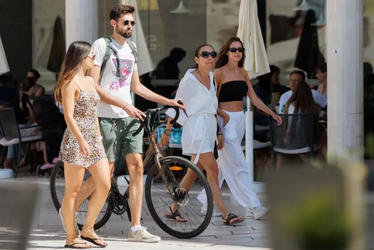 Kalelarga je opet vrvjela ljepoticama, no brineta sa zavidno dugom kosom zasjenila je ostale