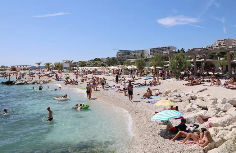 Žnjan nikad puniji: Bikini izdanja, odbojka i sunčanje obilježili su vrući srpanjski dan