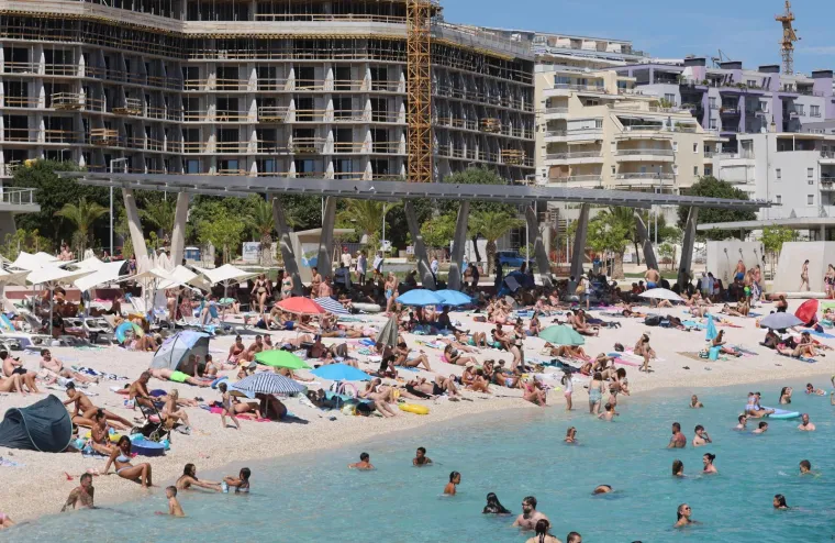 Žnjan nikad puniji: Bikini izdanja, odbojka i sunčanje obilježili su vrući srpanjski dan