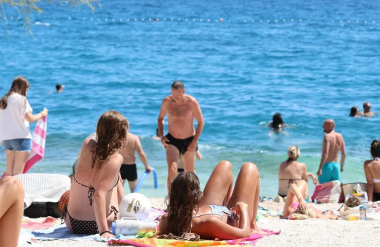 Žnjan nikad puniji: Bikini izdanja, odbojka i sunčanje obilježili su vrući srpanjski dan