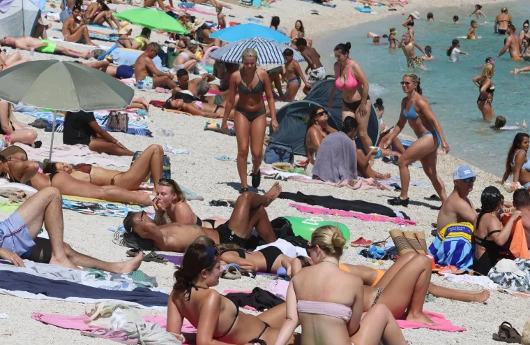 Žnjan nikad puniji: Bikini izdanja, odbojka i sunčanje obilježili su vrući srpanjski dan