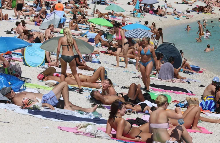 Žnjan nikad puniji: Bikini izdanja, odbojka i sunčanje obilježili su vrući srpanjski dan