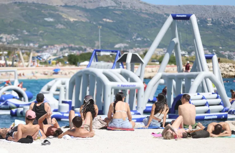 Žnjan nikad puniji: Bikini izdanja, odbojka i sunčanje obilježili su vrući srpanjski dan