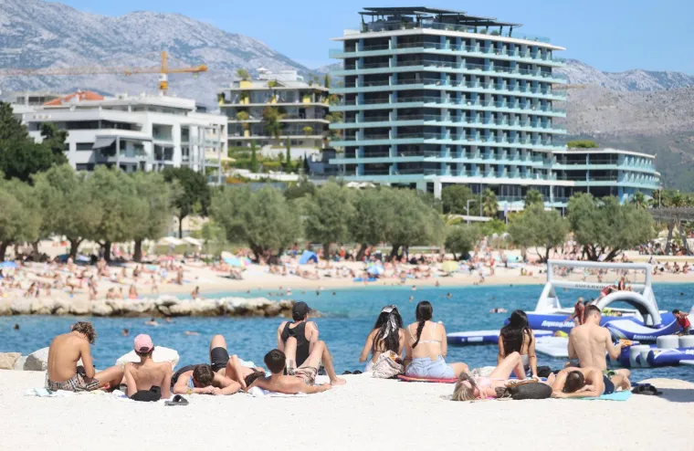 Žnjan nikad puniji: Bikini izdanja, odbojka i sunčanje obilježili su vrući srpanjski dan