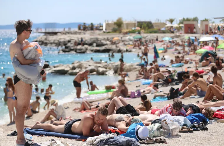 Žnjan nikad puniji: Bikini izdanja, odbojka i sunčanje obilježili su vrući srpanjski dan