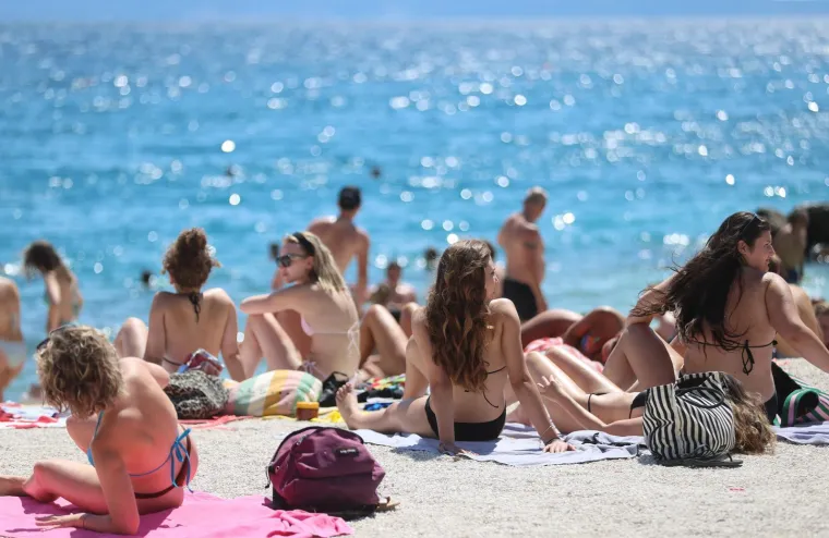 Žnjan nikad puniji: Bikini izdanja, odbojka i sunčanje obilježili su vrući srpanjski dan