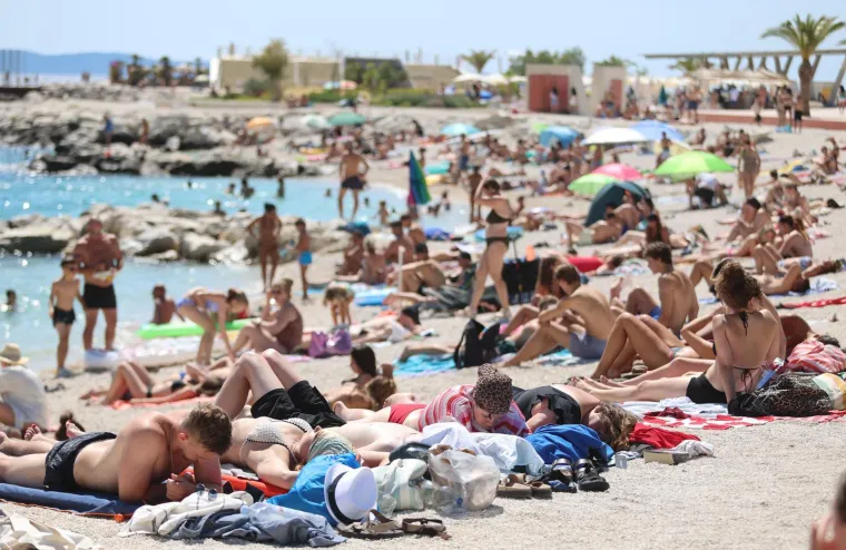 Žnjan nikad puniji: Bikini izdanja, odbojka i sunčanje obilježili su vrući srpanjski dan