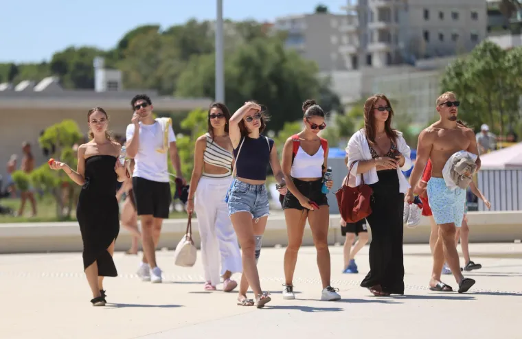 Žnjan nikad puniji: Bikini izdanja, odbojka i sunčanje obilježili su vrući srpanjski dan