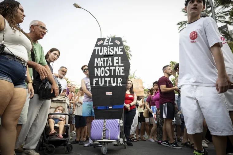 Eksplodirao bijes u turističkom raju: Letjele boce i gumeni meci, ima ozlijeđenih