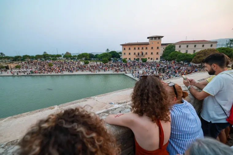 Eksplodirao bijes u turističkom raju: Letjele boce i gumeni meci, ima ozlijeđenih