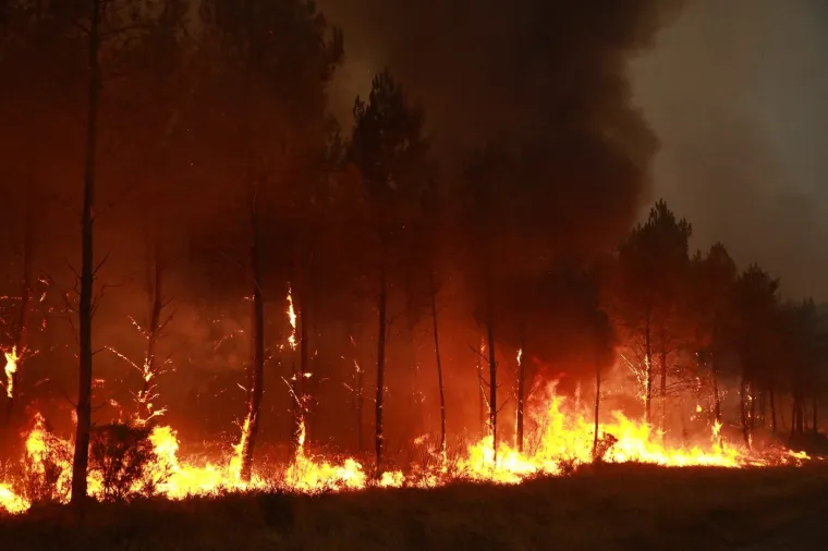 Požari bijesne, vatra opasno prijeti Bordeauxu: 'Ovo je borba Davida protiv Golijata'