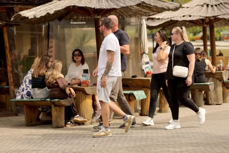 Sunčan dan izmamio je &scaron;etače, ali dama u žutom unijela je dodatnu dozu sjaja