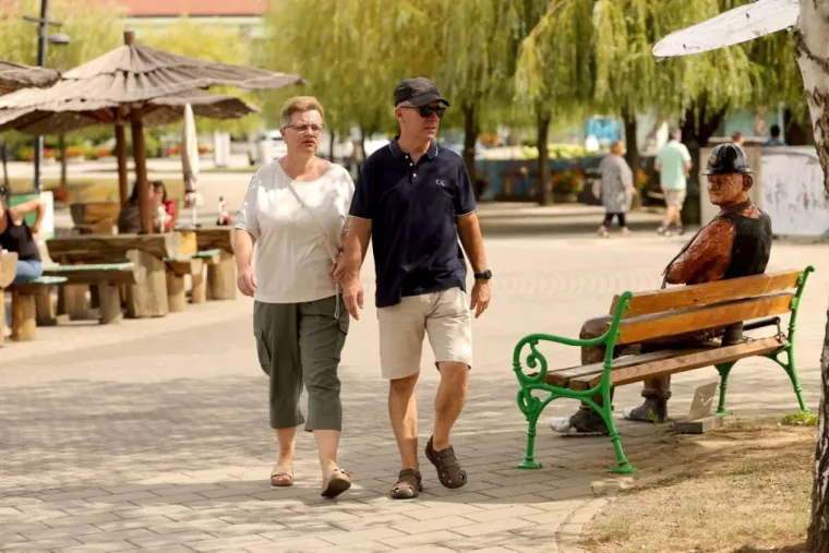 Sunčan dan izmamio je &scaron;etače, ali dama u žutom unijela je dodatnu dozu sjaja