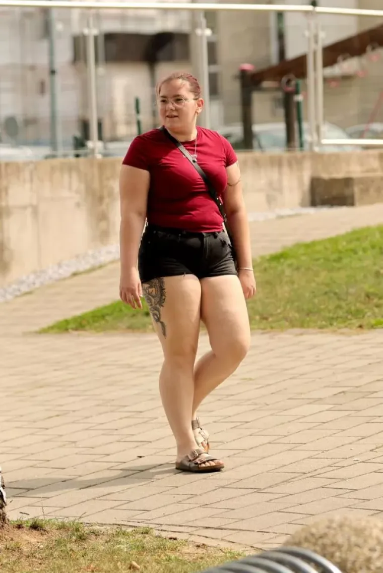 Sunčan dan izmamio je &scaron;etače, ali dama u žutom unijela je dodatnu dozu sjaja