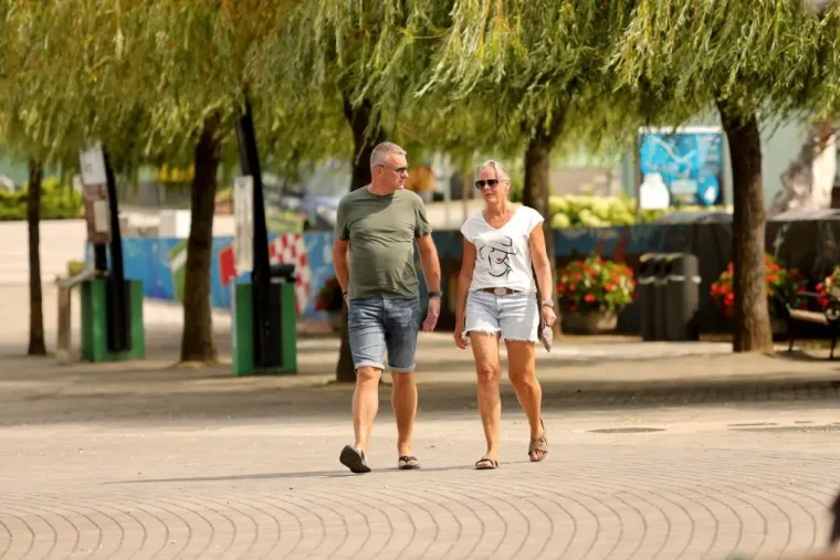 Sunčan dan izmamio je &scaron;etače, ali dama u žutom unijela je dodatnu dozu sjaja