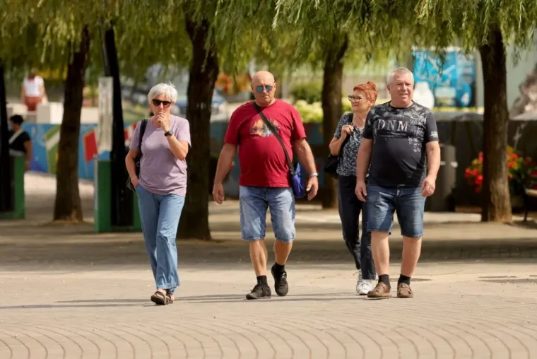 Sunčan dan izmamio je &scaron;etače, ali dama u žutom unijela je dodatnu dozu sjaja