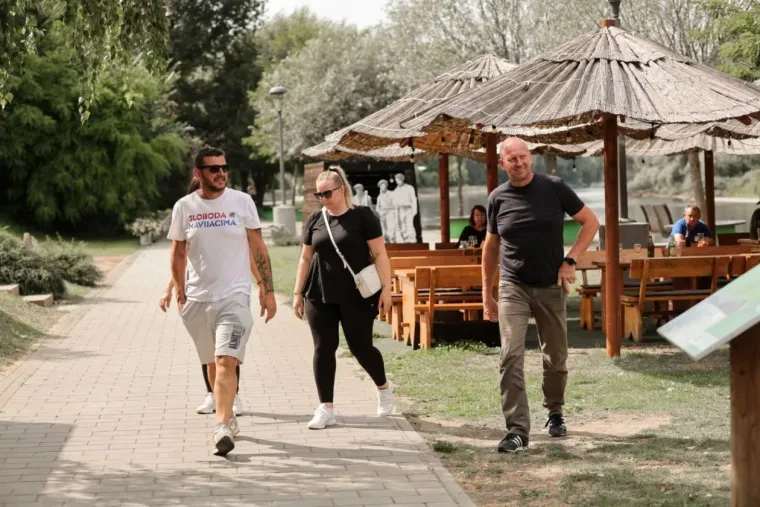 Sunčan dan izmamio je &scaron;etače, ali dama u žutom unijela je dodatnu dozu sjaja