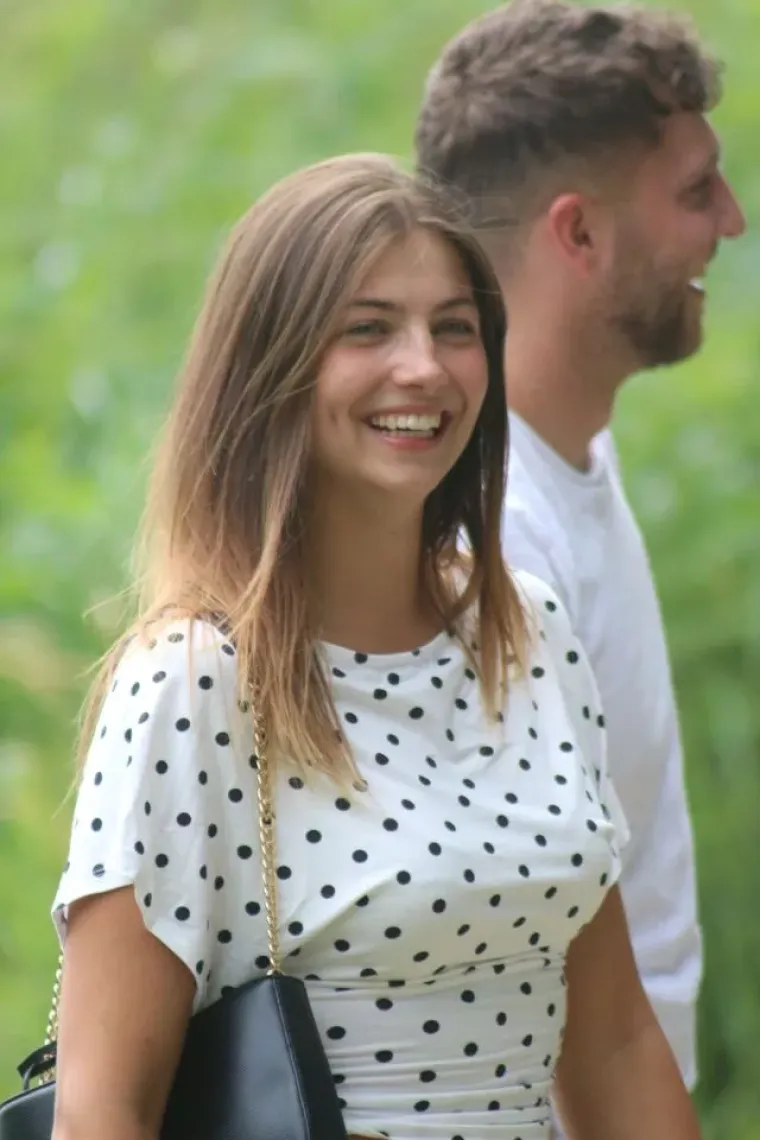 Svi su zastali zbog djevojke u točkicama, a njezin zarazni osmijeh osvojio je cijelu Marinu
