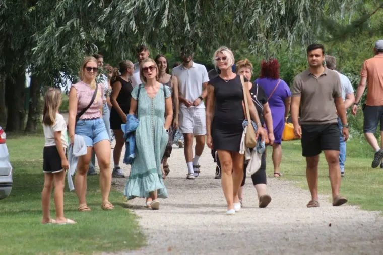 Svi su zastali zbog djevojke u točkicama, a njezin zarazni osmijeh osvojio je cijelu Marinu