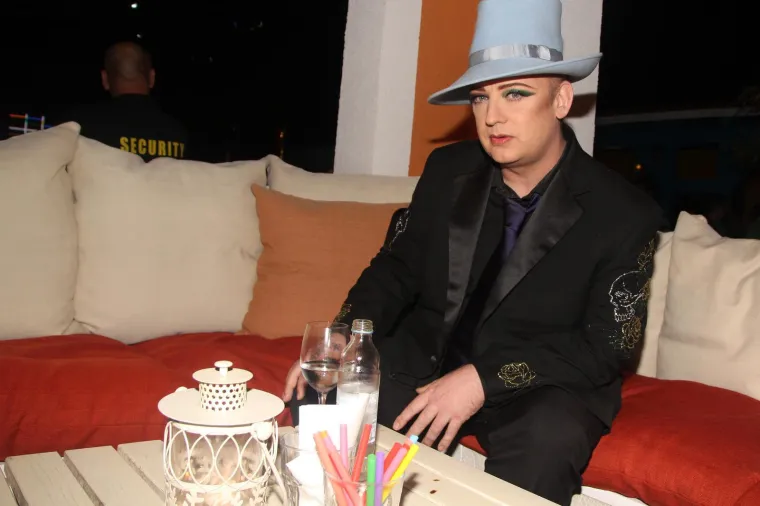 Ekscentričnim imidžem i skandalima punio naslovnice: Boy George nastupio je i u Vodicama