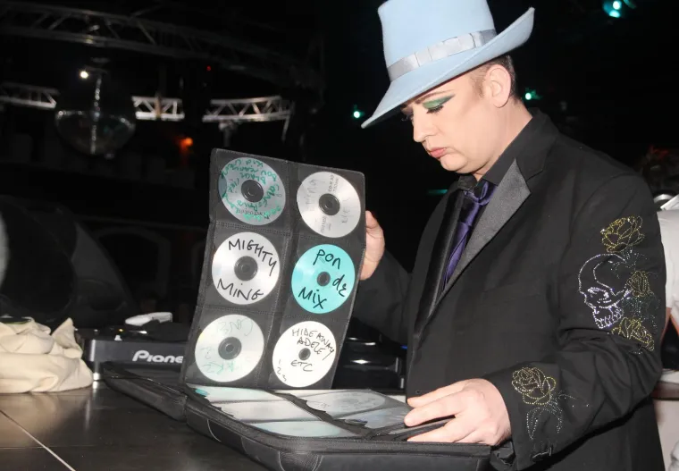 Ekscentričnim imidžem i skandalima punio naslovnice: Boy George nastupio je i u Vodicama