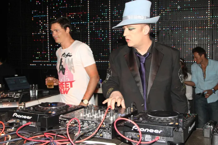 Ekscentričnim imidžem i skandalima punio naslovnice: Boy George nastupio je i u Vodicama