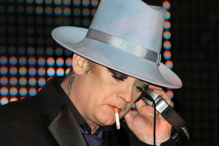 Ekscentričnim imidžem i skandalima punio naslovnice: Boy George nastupio je i u Vodicama