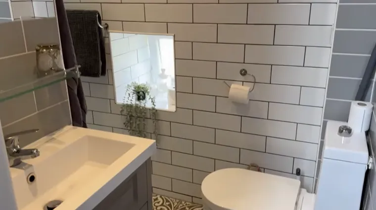 Kupila je napu&scaron;teni javni WC i pretvorila ga u dom iz snova: Danas vrijedi pravo bogatstvo