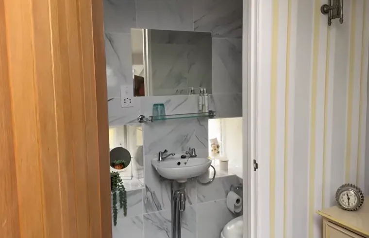 Kupila je napu&scaron;teni javni WC i pretvorila ga u dom iz snova: Danas vrijedi pravo bogatstvo