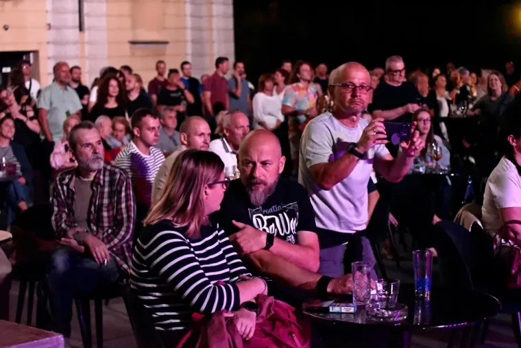 Nije bila na pozornici, ali sve je zasjenila: Tajanstvena brineta mamila poglede u Varaždinu