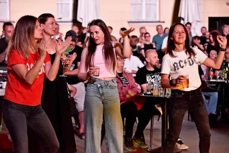 Nije bila na pozornici, ali sve je zasjenila: Tajanstvena brineta mamila poglede u Varaždinu