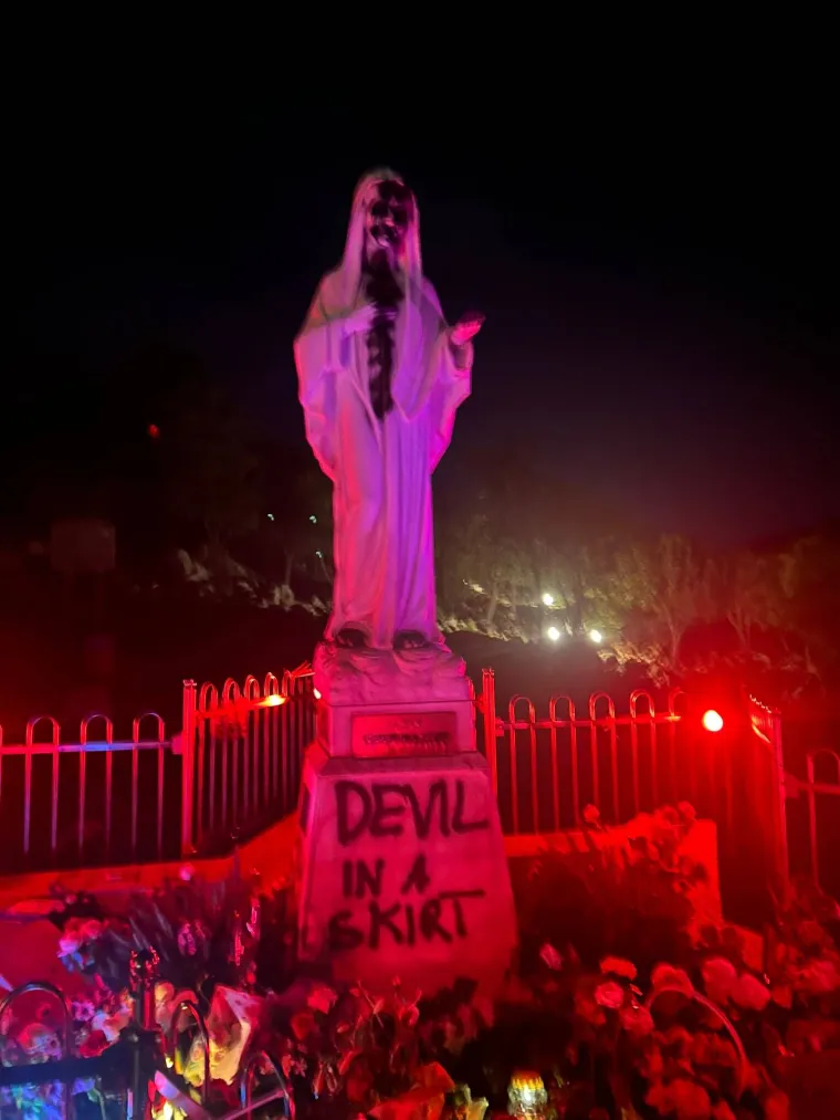Vjernike u Međugorju &scaron;okirali prizori: Evo &scaron;to je sve vandal napisao i kako je zapalio vanjski oltar