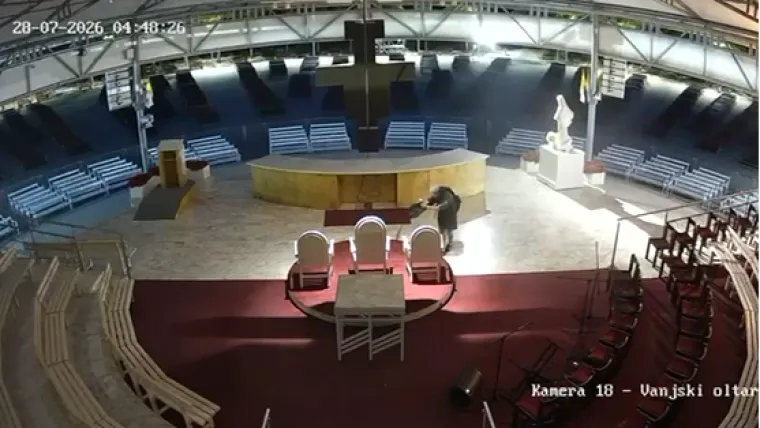 Vjernike u Međugorju &scaron;okirali prizori: Evo &scaron;to je sve vandal napisao i kako je zapalio vanjski oltar