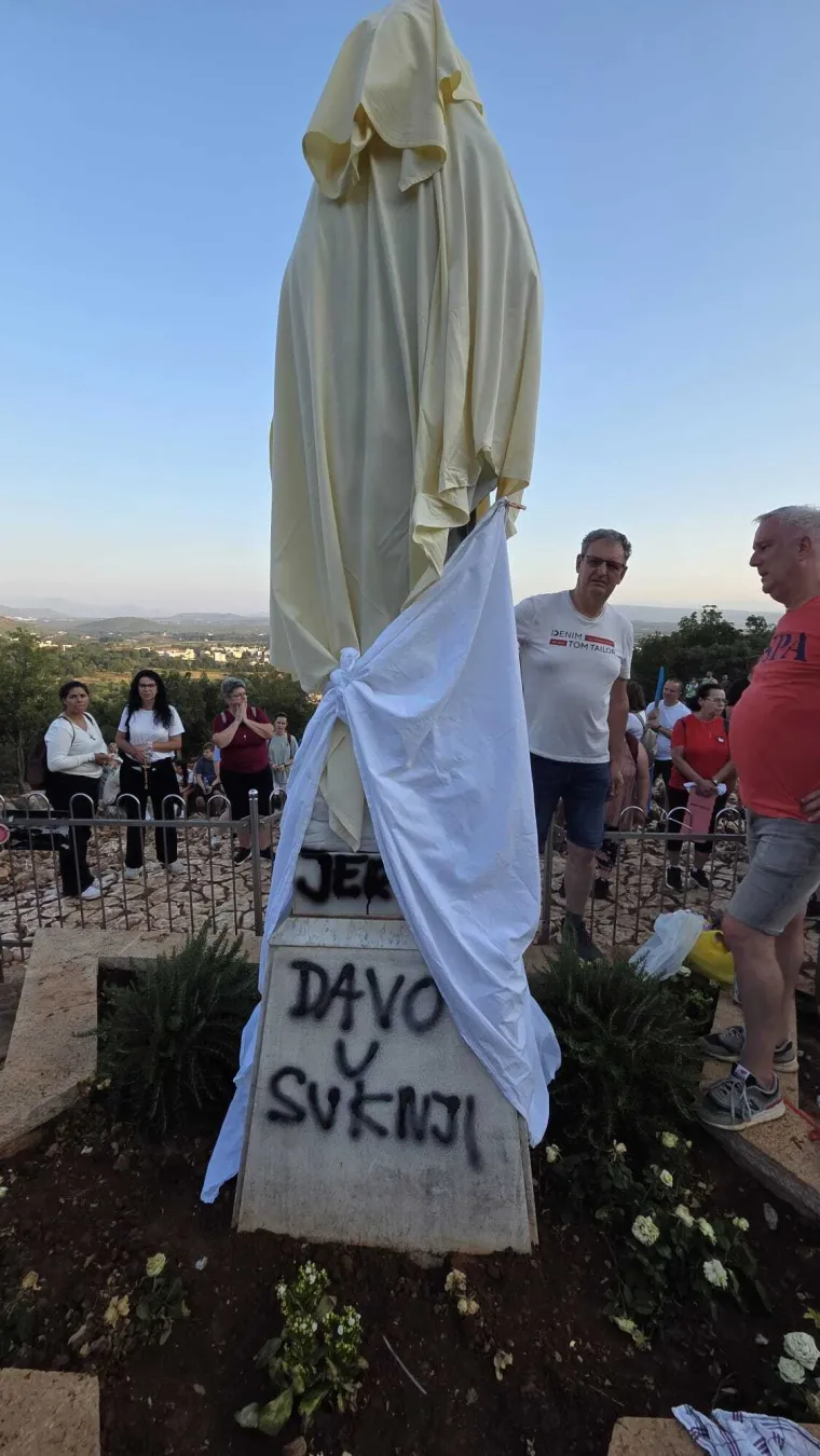 Vjernike u Međugorju &scaron;okirali prizori: Evo &scaron;to je sve vandal napisao i kako je zapalio vanjski oltar