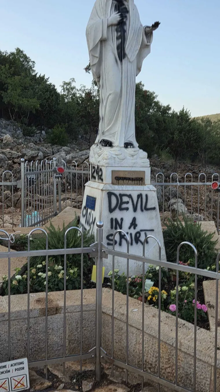Vjernike u Međugorju &scaron;okirali prizori: Evo &scaron;to je sve vandal napisao i kako je zapalio vanjski oltar