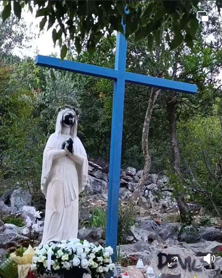 Vjernike u Međugorju &scaron;okirali prizori: Evo &scaron;to je sve vandal napisao i kako je zapalio vanjski oltar