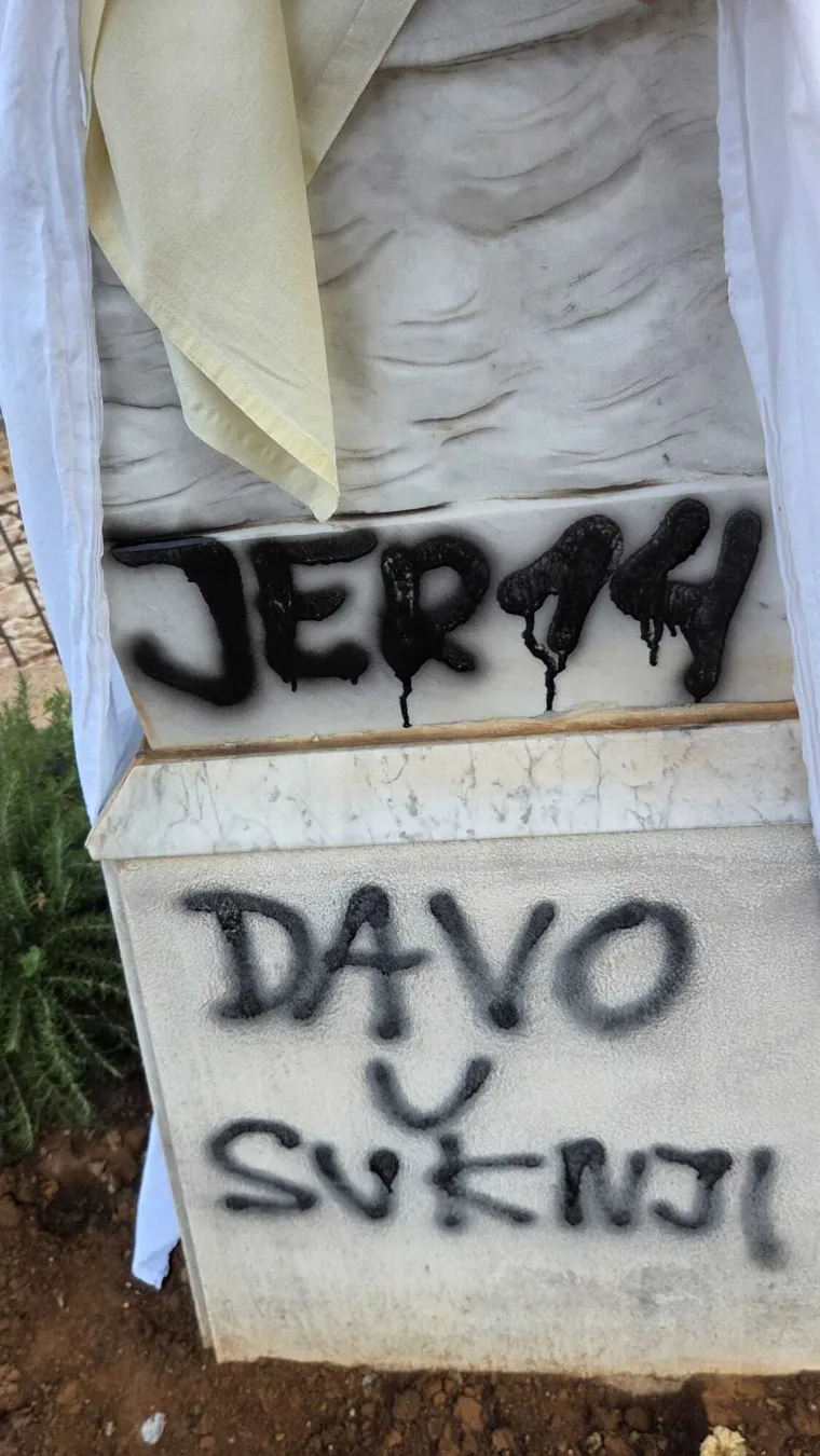 Vjernike u Međugorju &scaron;okirali prizori: Evo &scaron;to je sve vandal napisao i kako je zapalio vanjski oltar