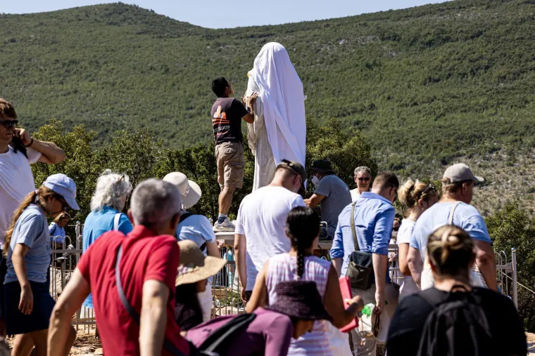 Gospa pod bijelom plahtom, vjernici i dalje pristižu: Ovako čiste oskvrnuti kip u Međugorju