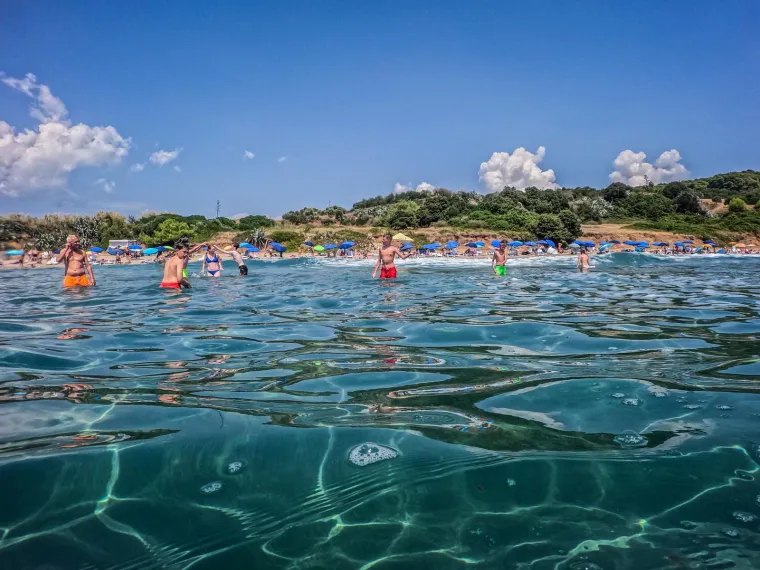 Sunce, badići i čista uživancija: Pogledajte kako su ljepotice okupirale plažu na Korčuli
