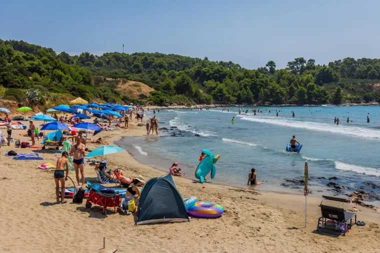 Sunce, badići i čista uživancija: Pogledajte kako su ljepotice okupirale plažu na Korčuli